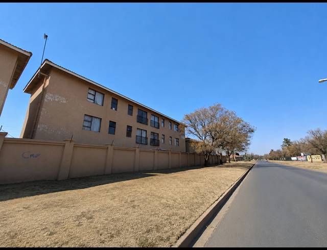 2 BEDROOM FLAT FOR SALE IN THREE RIVERS